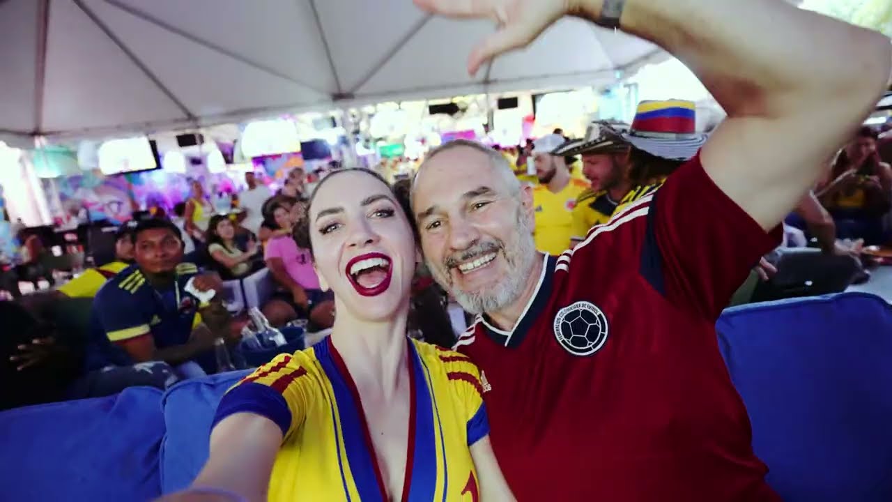 Amigos viendo el partido en La Grada